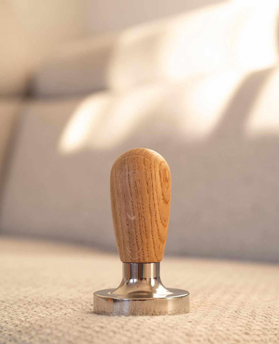 Tampers and tamper handles
